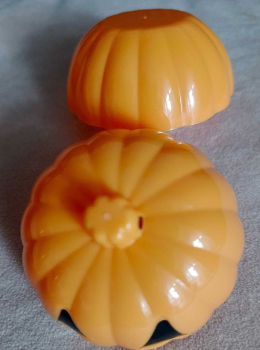 Mały pojemnik z akcentem Halloween .