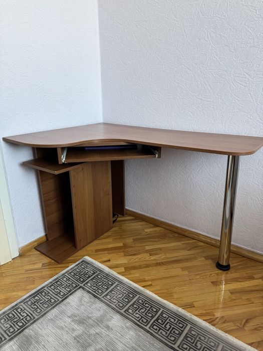 Кутовий комп’ютерний стіл