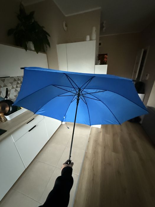 Duży niebieski parasol automatyczny Ecolab porządy z rączką składany