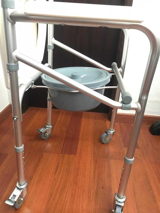 Cadeira de Duche/Sanitário Ortoger com Rodas