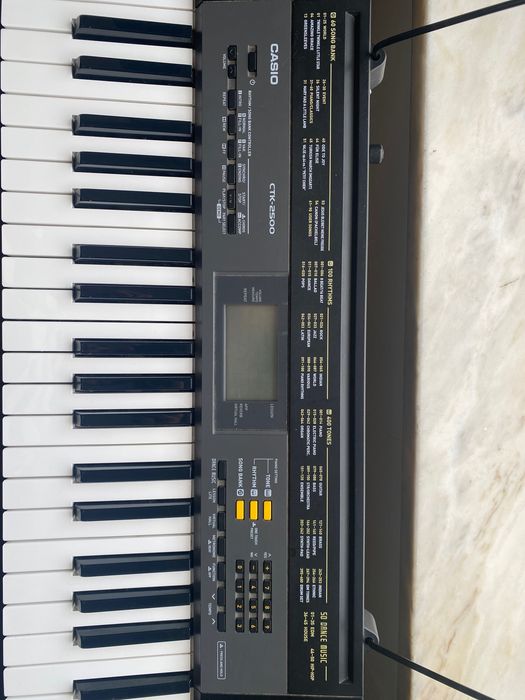 Teclado Casio CTK2500 e mesa de suporte