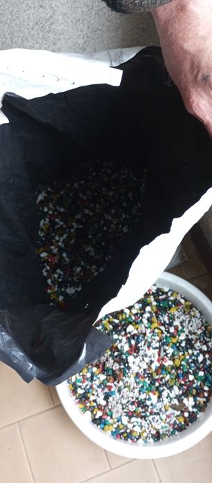 Kolorowe kamyczki do akwarium