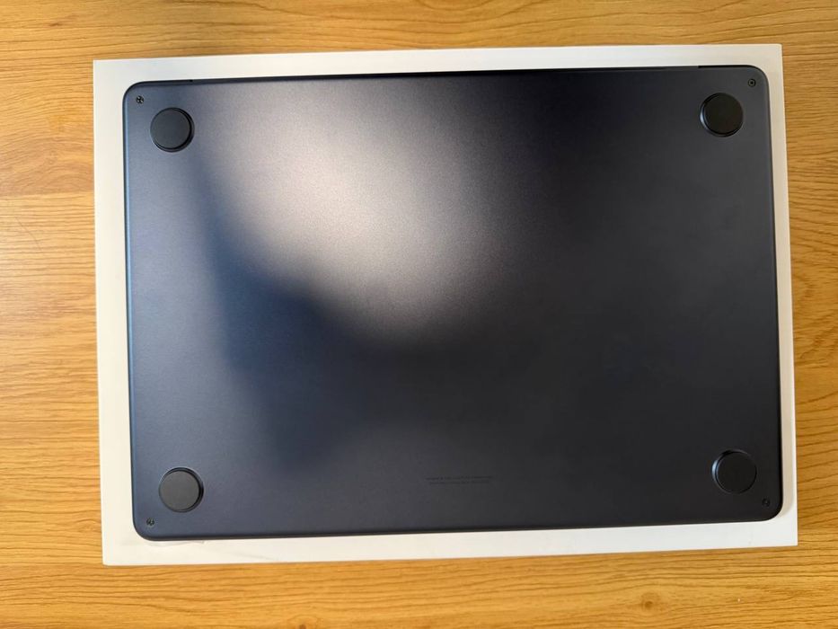 Macbook air a3240 16/256 m4