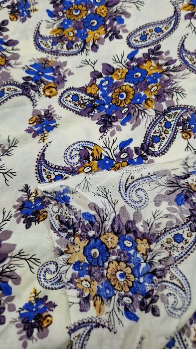 Tkanina biała w niebiesko-miodowe kwiaty szer.142 cm.