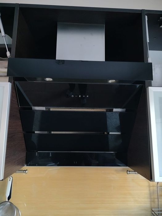 Okap kuchenny BERG – czarne szkło, dotykowy panel