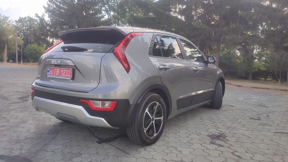 Kia Niro гібрид 2023 року