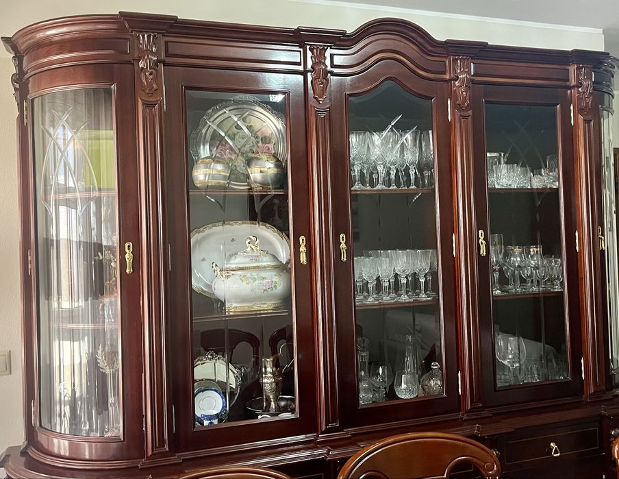Móvel de Sala / Cristaleira Clássica em Madeira Maciça