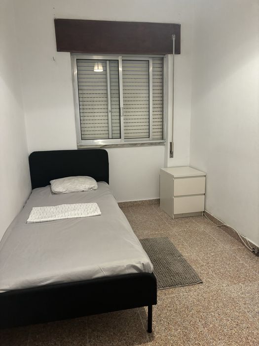 Alugo quarto moita