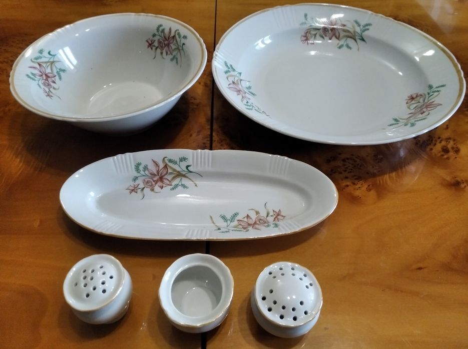 Сервиз столовый с цветочным рисунком на 6 персон, 30 предметов