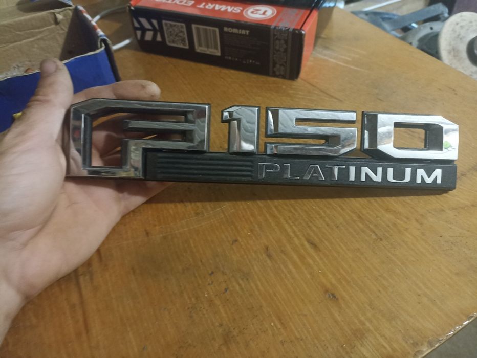 Емблєа на Форд ф150 на крило ліве