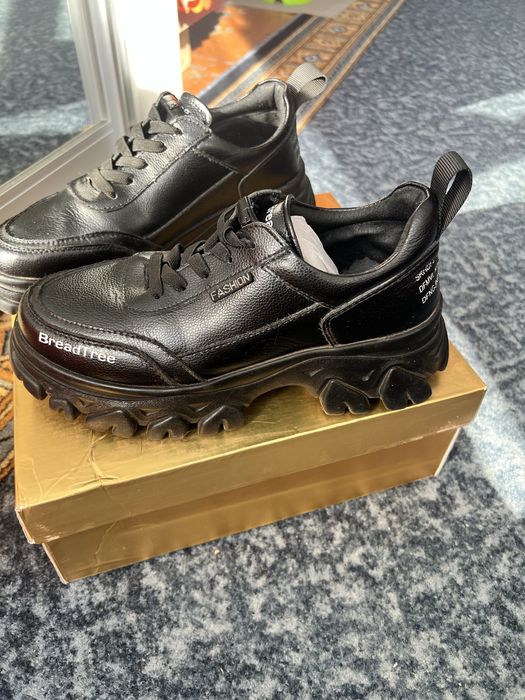 Кросівки в ідеальному стані