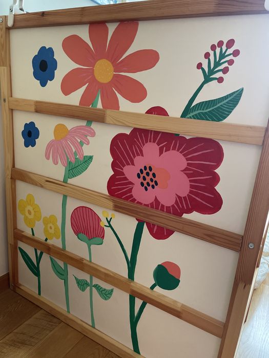 Cama Kura Ikea com um colchão