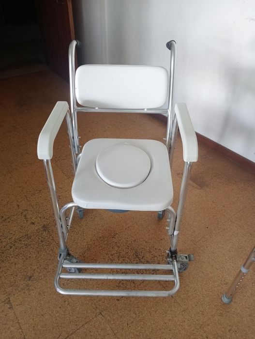 Material de Geriatria (Muletas, Cadeira Banho/bacia, Andarilho)