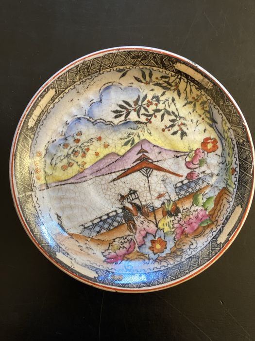 Conjunto de 6 pequenos pratos decorativos em porcelana