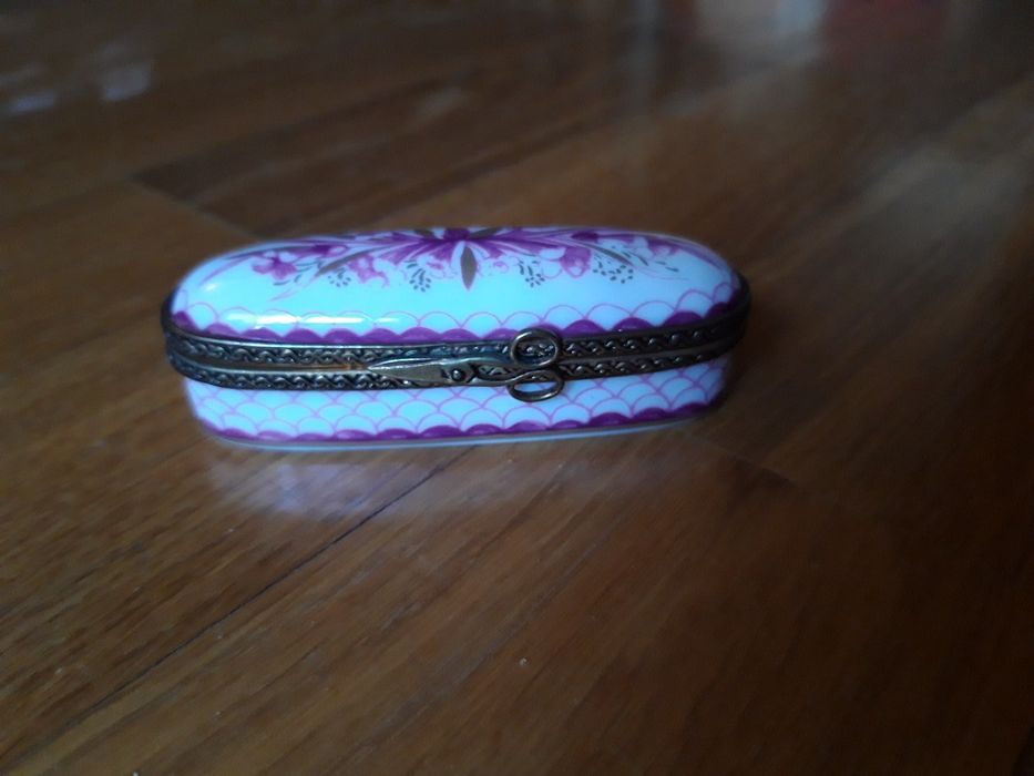 Caixinha antiga de porcelana com motivos cor de rosa - marca P.P.