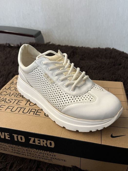 Продам женские кроссовки