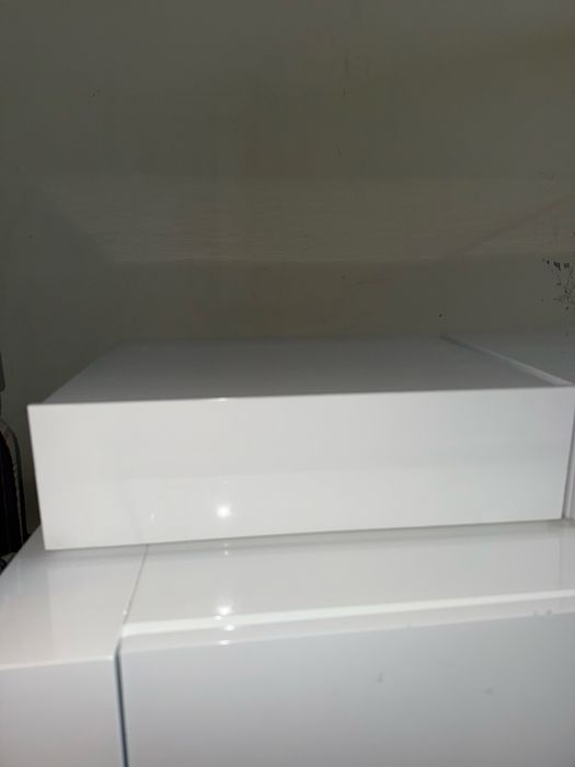 Duas cómodas flutuantes