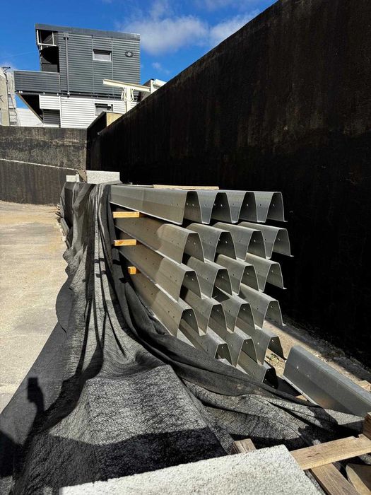 Perfil metálico Omega para cobertura / outros c/ tratamento especial