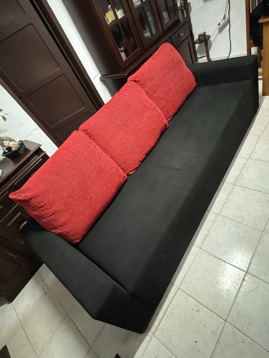 Sofa 3 lugares preto e vermelho