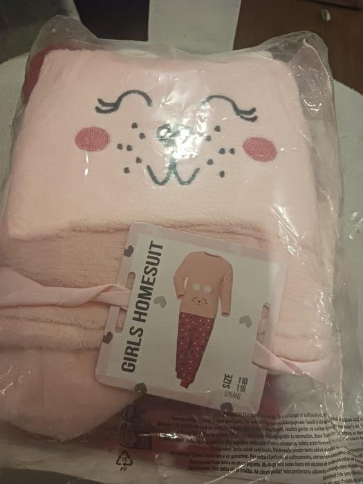 Piżamka misiu 110/116 a skarpetki gratis