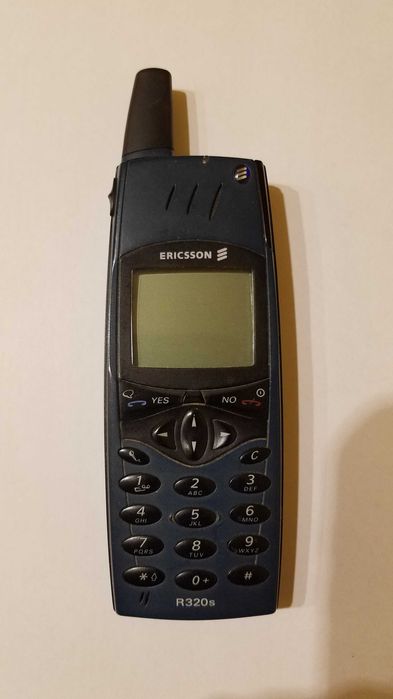 Telefon komórkowy Ericsson R320s kultowy model + ładowarka, pudełko, płyta CD stan BDB