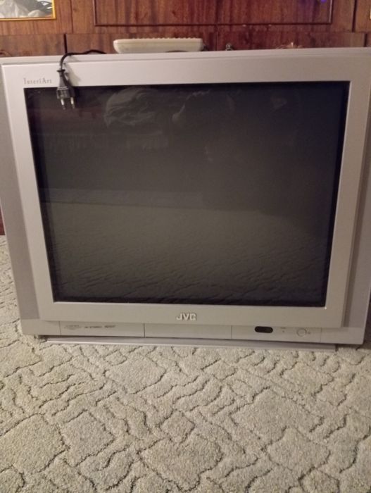 Телевизор JVC с пультом и СD проигрыватель.