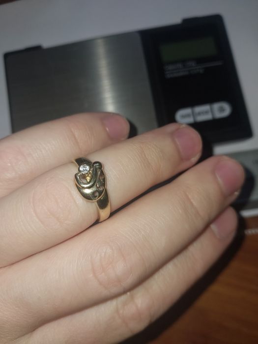 Złoty pierścionek z cyrkonią