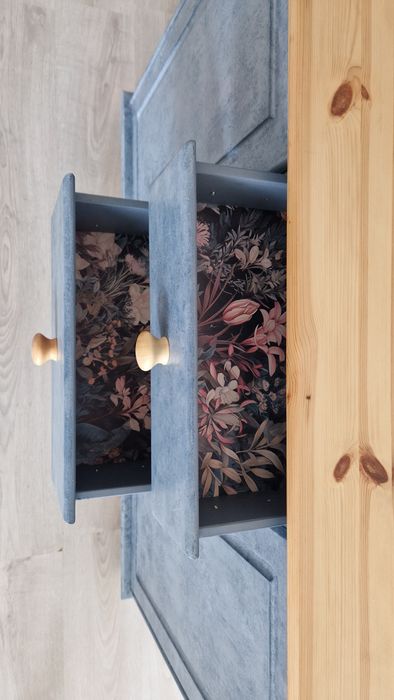 Niebieska komoda sosnowa z elementami drewna