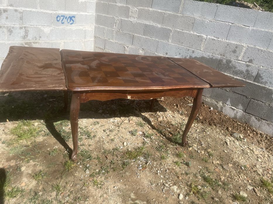 Mesa espaçosa impecavel