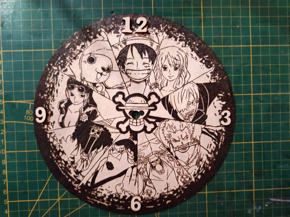 Zegar 20 cm sklejka  z bohaterami anime