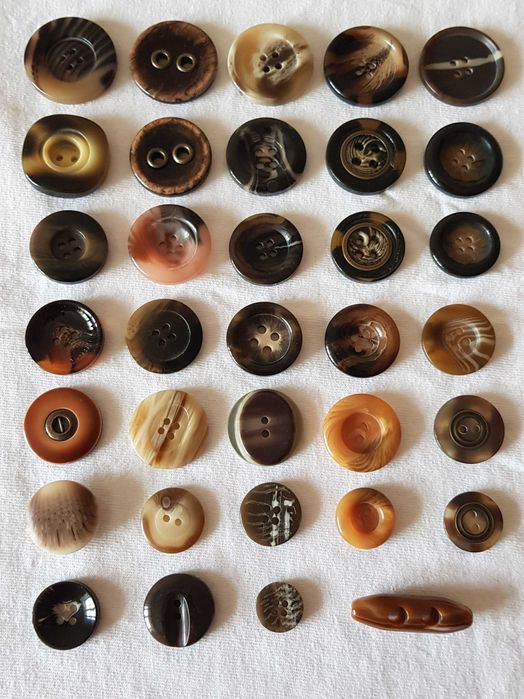 Коричневые пуговицы