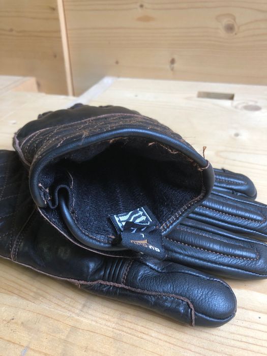 Luvas de mota em pele castanha