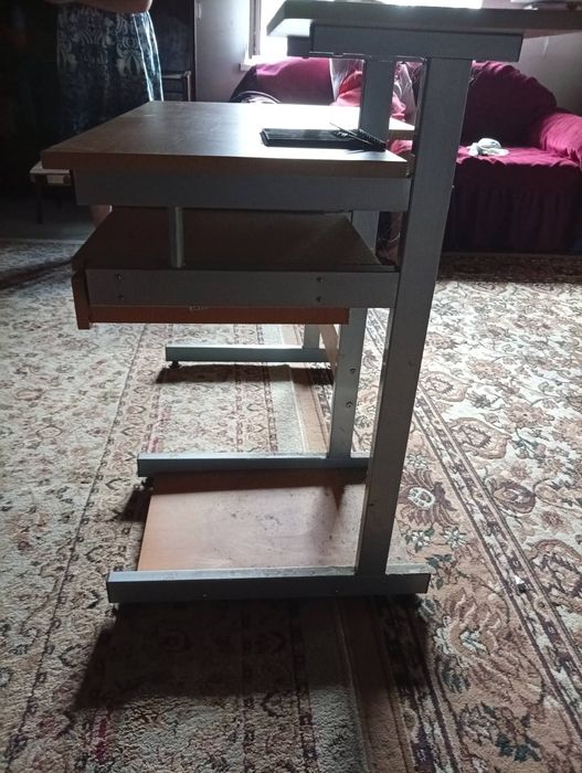 Продам комп'ютерний стіл