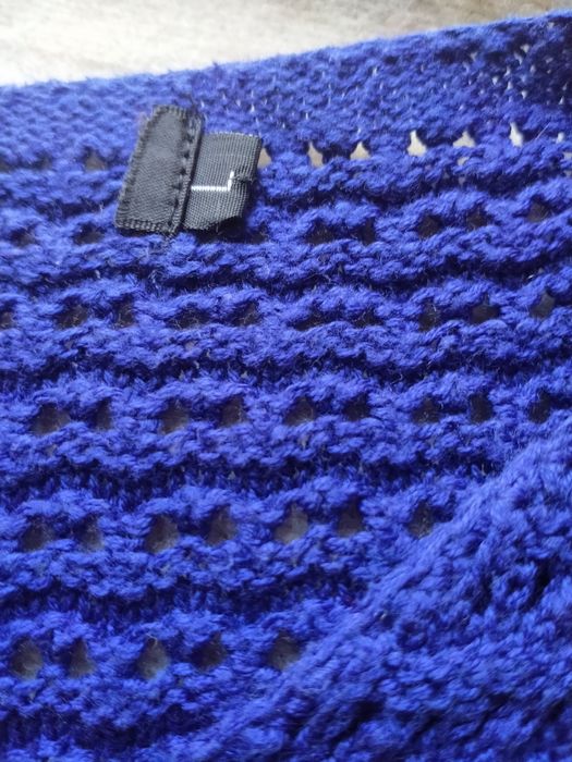 Ażurowy, kobaltowy sweterek