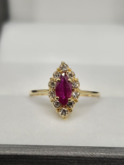 Złoty pierścionek z rubinem i diamentami