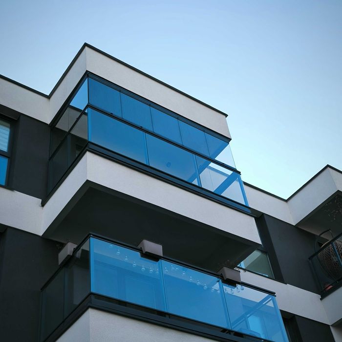 Zabudowa  balkonu bezramowa i  ramowa