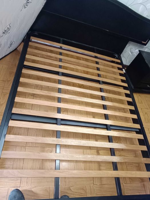 Ótima Cama com Colchão Madeira Maciça