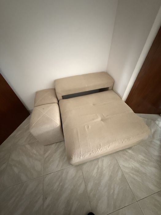 Sofá com chaise long + 4 pufes