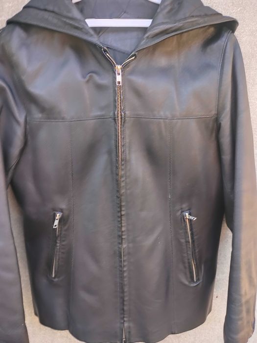 Куртка чорного кольору з натуральної шкіри з капюшоном, утеплена.