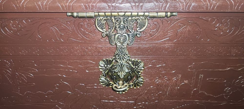 Arca de madeira com relevos