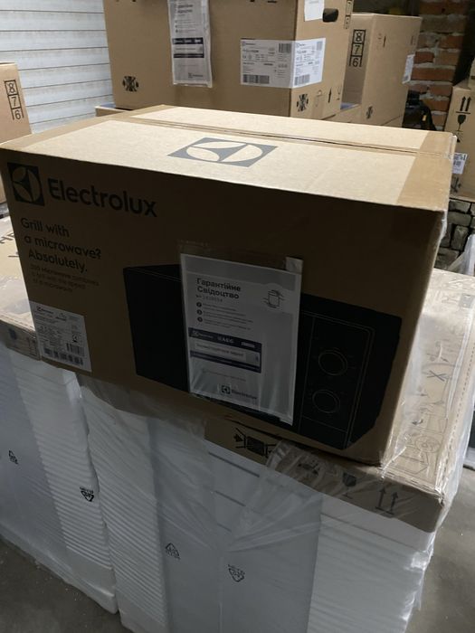 Мікрохвильова піч з грилем Electrolux EMZ421MMK