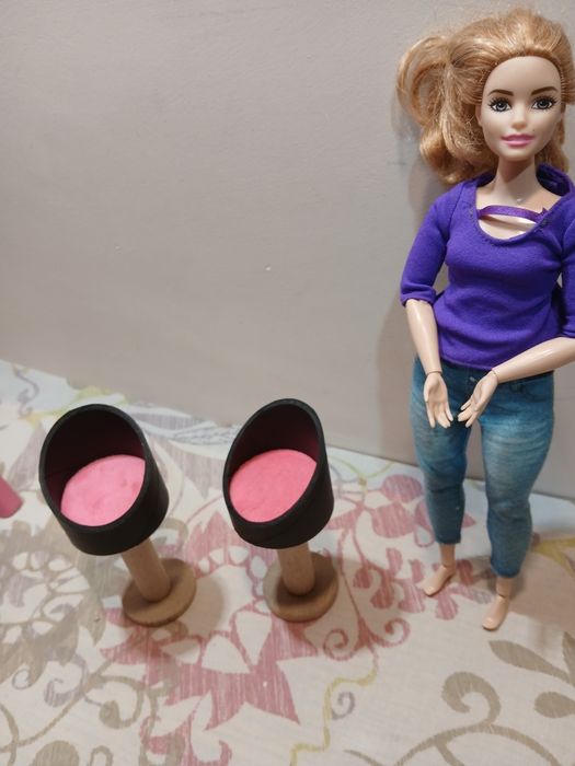 Dwa stołeczki dla lalek Barbie Monster High Rainbow High