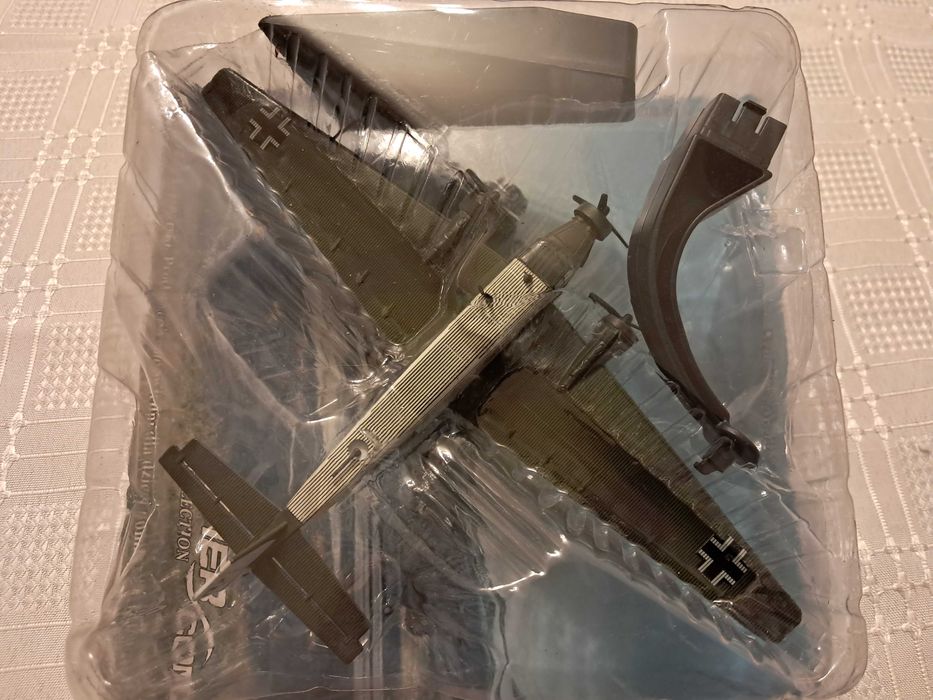 8 samolotów i śmigłowców diecast firmy AmerCom