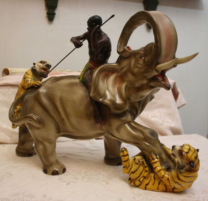 Grande elefante com tigres - Excecional Faiança de Coimbra