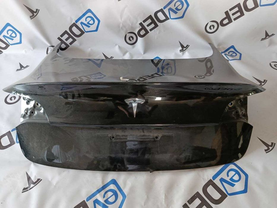 Кришка багажника (ляда) Tesla M3 2020-2023