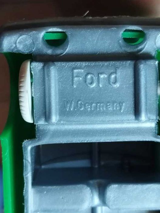 Ford e Atrelado Plástico Alemão