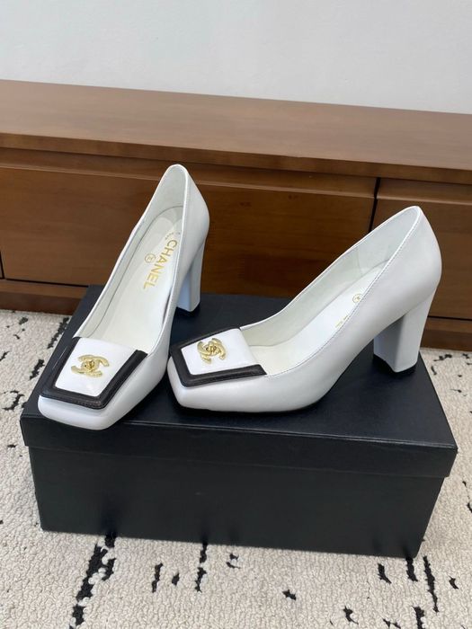 Czółenka Chanel White Leather