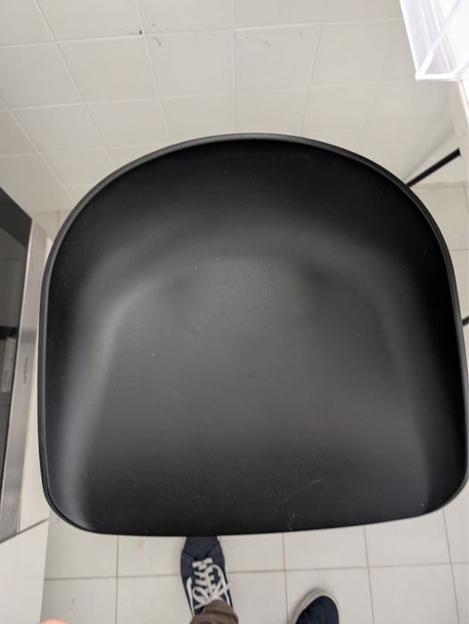 Banco alto preto de madeira