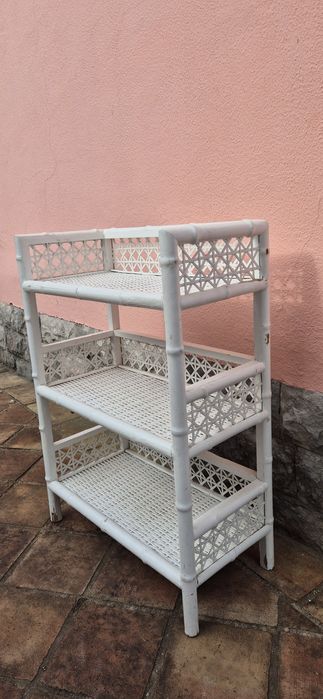 Pequena estante em verga