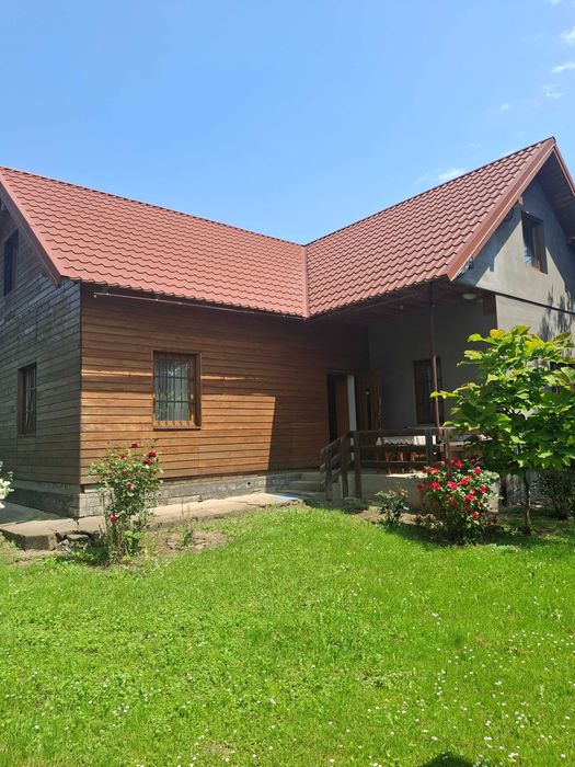 Затишний будинок з каміном та великим садом поблизу Коломиї